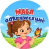 Wzór: Przypinka Mała Odkrywczyni Dziewczynka z Motylem – grafika z napisem Mała odkrywczyni