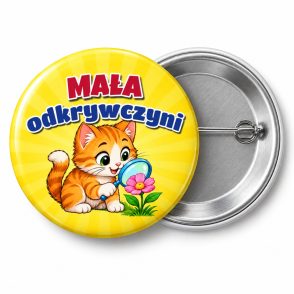 Przypinka Mała Odkrywczyni Kotek z Lupą: przypinka na pasowanie pierwszoklasisty z napisem Mała odkrywczyni – przód i aluminiowy tył z agrafką
