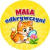 Wzór: Przypinka Mała Odkrywczyni Kotek z Lupą – grafika z napisem Mała odkrywczyni
