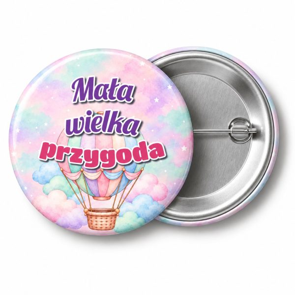 Przypinka Mała Wielka Przygoda Balon w Chmurach: przypinka na pasowanie na przedszkolaka z napisem Mała wielka przygoda – przód i aluminiowy tył z agrafką