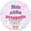 Wzór: Przypinka Mała Wielka Przygoda Balon w Chmurach – grafika z napisem Mała wielka przygoda