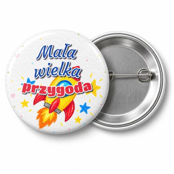Przypinka Mała Wielka Przygoda Kredkowa Rakieta: przypinka na pasowanie na przedszkolaka z napisem Mała wielka przygoda – przód i aluminiowy tył z agrafką
