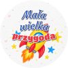 Wzór: Przypinka Mała Wielka Przygoda Kredkowa Rakieta – grafika z napisem Mała wielka przygoda