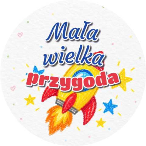 Wzór: Przypinka Mała Wielka Przygoda Kredkowa Rakieta – grafika z napisem Mała wielka przygoda