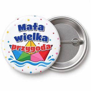 Przypinka Mała Wielka Przygoda Papierowa Łódka: przypinka na pasowanie na przedszkolaka z napisem Mała wielka przygoda – przód i aluminiowy tył z agrafką