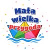 Wzór: Przypinka Mała Wielka Przygoda Papierowa Łódka – grafika z napisem Mała wielka przygoda