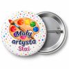 Przypinka Mały Artysta Paleta: przypinka na Dzień Kropki z napisem Mały artysta oraz polem imię (np. Staś) – przód i aluminiowy tył z agrafką