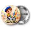 Przypinka Mały Artysta przy Sztaludze: przypinka na pasowanie pierwszoklasisty z napisem Mały artysta – przód i aluminiowy tył z agrafką