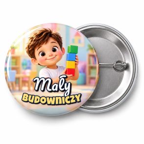 Przypinka Mały Budowniczy Chłopiec z Klockami: przypinka na pasowanie na przedszkolaka z napisem Mały budowniczy – przód i aluminiowy tył z agrafką