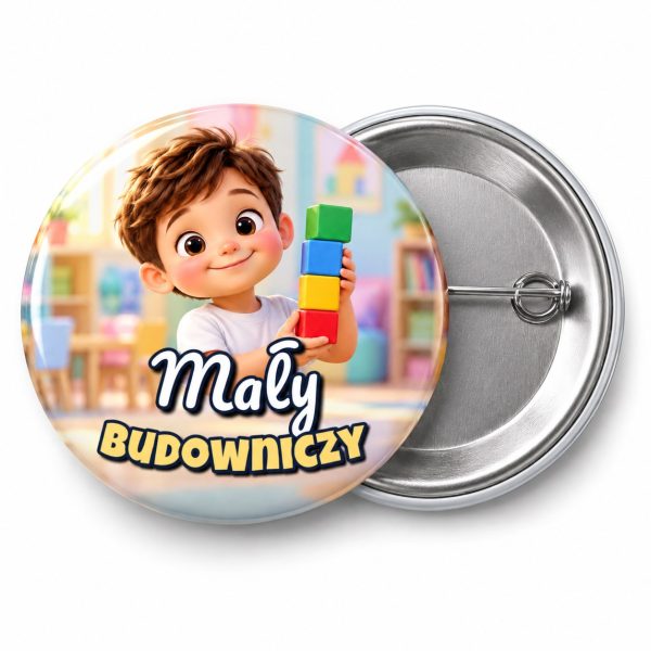 Przypinka Mały Budowniczy Chłopiec z Klockami: przypinka na pasowanie na przedszkolaka z napisem Mały budowniczy – przód i aluminiowy tył z agrafką