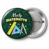 Przypinka Mały Matematyk Przybory Geometryczne: przypinka na pasowanie pierwszoklasisty z napisem Mały matematyk – przód i aluminiowy tył z agrafką