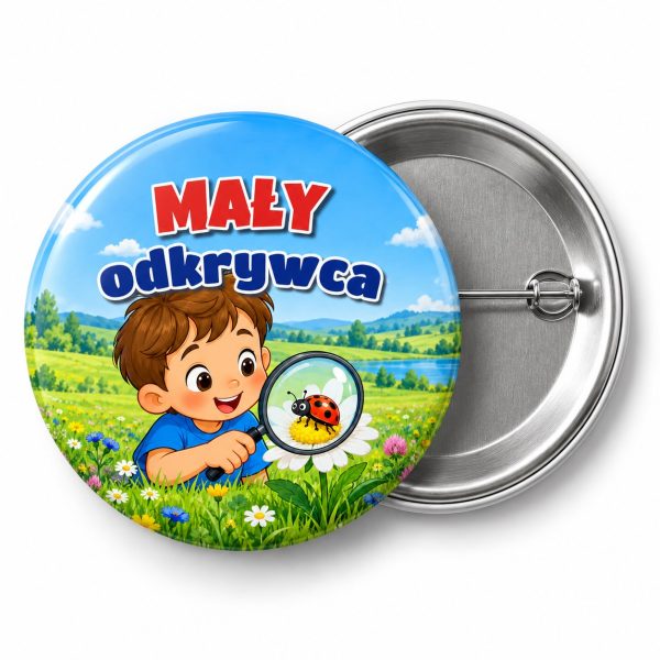 Przypinka Mały Odkrywca Chłopiec z Lupą: przypinka na pasowanie na przedszkolaka z napisem Mały odkrywca – przód i aluminiowy tył z agrafką