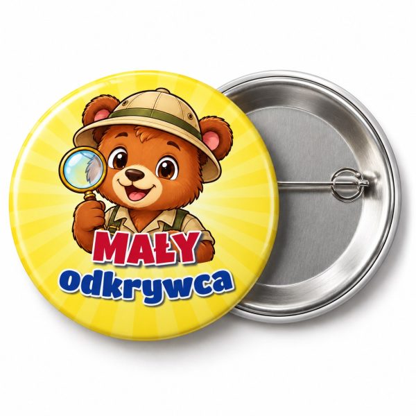 Przypinka Mały Odkrywca Miś z Lupą: przypinka na pasowanie pierwszoklasisty z napisem Mały odkrywca – przód i aluminiowy tył z agrafką