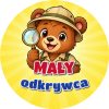 Wzór: Przypinka Mały Odkrywca Miś z Lupą – grafika z napisem Mały odkrywca