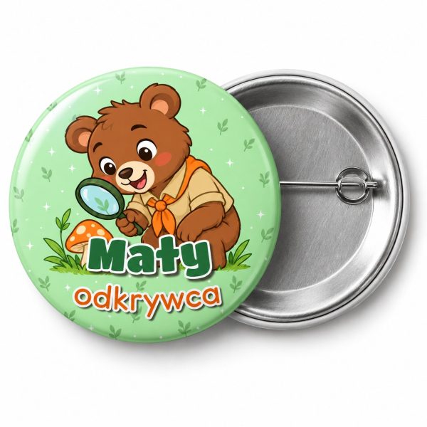 Przypinka Mały Odkrywca: przypinka na Dzień Myśli Braterskiej z napisem Mały odkrywca – przód i aluminiowy tył z agrafką