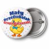 Przypinka Mały Przedszkolak Grupa Kaczuszki: przypinka na pasowanie na przedszkolaka z napisem Mały Przedszkolak oraz polem grupa (np. Grupa Kaczuszki) – przód i aluminiowy tył z agrafką
