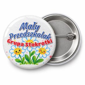 Przypinka Mały Przedszkolak Grupa Stokrotki: przypinka na pasowanie na przedszkolaka z napisem Mały Przedszkolak oraz polem grupa (np. Grupa Stokrotki) – przód i aluminiowy tył z agrafką