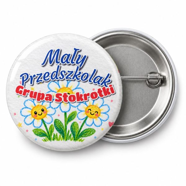 Przypinka Mały Przedszkolak Grupa Stokrotki: przypinka na pasowanie na przedszkolaka z napisem Mały Przedszkolak oraz polem grupa (np. Grupa Stokrotki) – przód i aluminiowy tył z agrafką