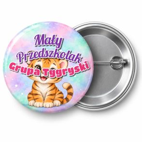 Przypinka Mały Przedszkolak Grupa Tygryski: przypinka na pasowanie na przedszkolaka z napisem Mały Przedszkolak oraz polem grupa (np. Grupa Tygryski) – przód i aluminiowy tył z agrafką