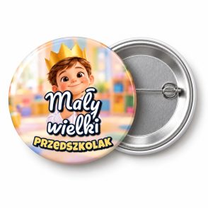 Przypinka Mały Wielki Przedszkolak Chłopiec w Koronie: przypinka na pasowanie na przedszkolaka z napisem Mały wielki przedszkolak – przód i aluminiowy tył z agrafką