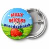 Przypinka Mały Wielki Przedszkolak Myszka na Truskawce: przypinka na pasowanie na przedszkolaka z napisem Mały wielki przedszkolak – przód i aluminiowy tył z agrafką