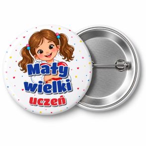 Przypinka Mały Wielki Uczeń Dziewczynka z Sercem: przypinka na pasowanie pierwszoklasisty z napisem Mały wielki uczeń – przód i aluminiowy tył z agrafką