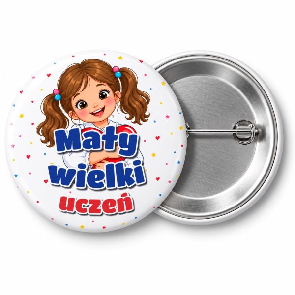 Przypinka Mały Wielki Uczeń Dziewczynka z Sercem: przypinka na pasowanie pierwszoklasisty z napisem Mały wielki uczeń – przód i aluminiowy tył z agrafką