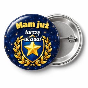 Przypinka Mam Już Tarczę Ucznia Niebieska Tarcza: przypinka na pasowanie pierwszoklasisty z napisem Mam już tarczę ucznia! – przód i aluminiowy tył z agrafką
