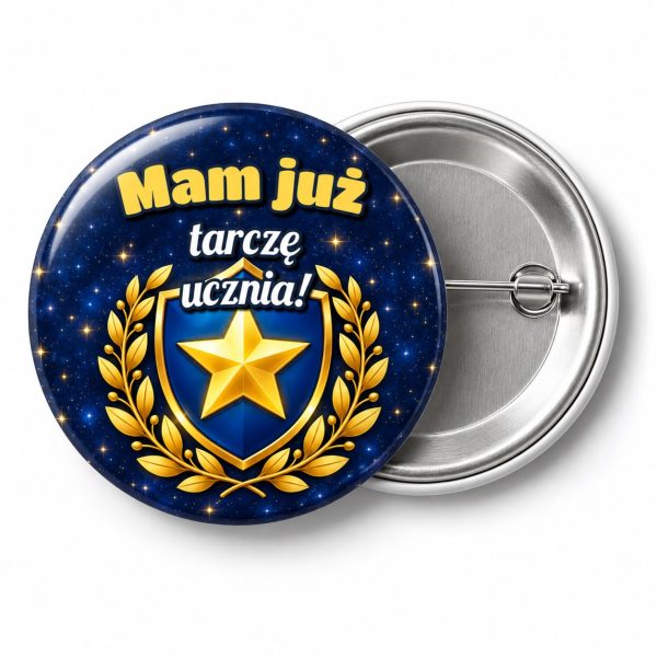 Przypinka Mam Już Tarczę Ucznia Niebieska Tarcza: przypinka na pasowanie pierwszoklasisty z napisem Mam już tarczę ucznia! – przód i aluminiowy tył z agrafką