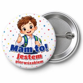 Przypinka Mam To Jestem Pierwszakiem Chłopiec z Kciukiem: przypinka na pasowanie pierwszoklasisty z napisem Mam to! Jestem pierwszakiem – przód i aluminiowy tył z agrafką