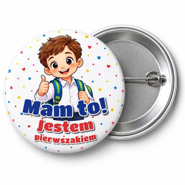 Przypinka Mam To Jestem Pierwszakiem Chłopiec z Kciukiem: przypinka na pasowanie pierwszoklasisty z napisem Mam to! Jestem pierwszakiem – przód i aluminiowy tył z agrafką