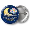 Przypinka Marzenia Zaczynają Się od Kropki: przypinka na Dzień Kropki z napisem Marzenia zaczynają się od kropki – przód i aluminiowy tył z agrafką