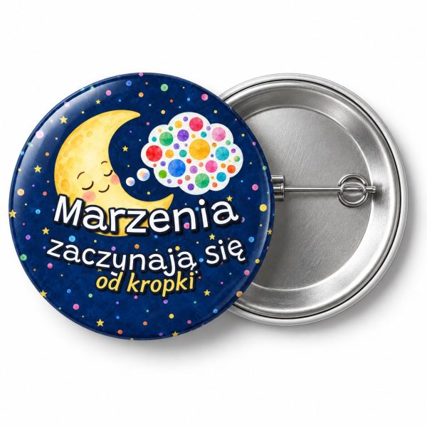 Przypinka Marzenia Zaczynają Się od Kropki: przypinka na Dzień Kropki z napisem Marzenia zaczynają się od kropki – przód i aluminiowy tył z agrafką