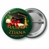 Przypinka Matura Zdana Przyjaźń Trwa: przypinka na spotkanie klasowe z napisem Matura zdana przyjaźń trwa – przód i aluminiowy tył z agrafką