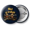 Przypinka Mąż w Trakcie Szkolenia Muszka na Smyczy: przypinka na wieczór kawalerski z napisem Mąż w trakcie szkolenia – przód i aluminiowy tył z agrafką