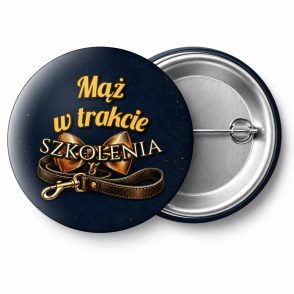 Przypinka Mąż w Trakcie Szkolenia Muszka na Smyczy: przypinka na wieczór kawalerski z napisem Mąż w trakcie szkolenia – przód i aluminiowy tył z agrafką