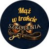 Wzór: Przypinka Mąż w Trakcie Szkolenia Muszka na Smyczy – grafika z napisem Mąż w trakcie szkolenia