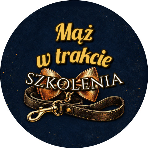 Wzór: Przypinka Mąż w Trakcie Szkolenia Muszka na Smyczy – grafika z napisem Mąż w trakcie szkolenia