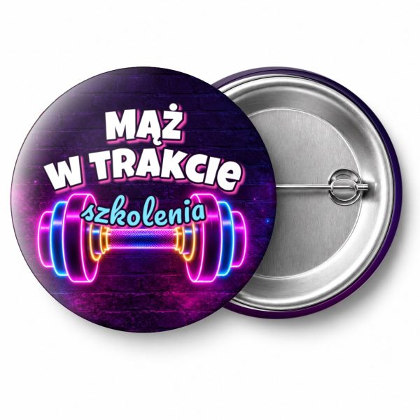 Przypinka Mąż w Trakcie Szkolenia Neonowa Hantla: przypinka na wieczór kawalerski z napisem Mąż w trakcie szkolenia – przód i aluminiowy tył z agrafką