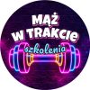 Wzór: Przypinka Mąż w Trakcie Szkolenia Neonowa Hantla – grafika z napisem Mąż w trakcie szkolenia