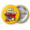 Przypinka Mąż w Trakcie Szkolenia Odkurzacz z Muszką: przypinka na wieczór kawalerski z napisem Mąż w trakcie szkolenia – przód i aluminiowy tył z agrafką