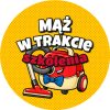 Wzór: Przypinka Mąż w Trakcie Szkolenia Odkurzacz z Muszką – grafika z napisem Mąż w trakcie szkolenia