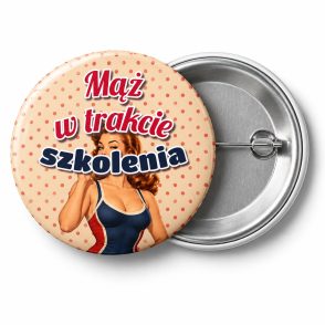 Przypinka Mąż w Trakcie Szkolenia Pin-up Trenerka: przypinka na wieczór kawalerski z napisem Mąż w trakcie szkolenia – przód i aluminiowy tył z agrafką
