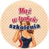 Wzór: Przypinka Mąż w Trakcie Szkolenia Pin-up Trenerka – grafika z napisem Mąż w trakcie szkolenia