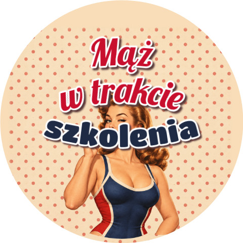 Wzór: Przypinka Mąż w Trakcie Szkolenia Pin-up Trenerka – grafika z napisem Mąż w trakcie szkolenia