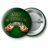 Przypinka Mąż w Trakcie Szkolenia Tasowanie Kart: przypinka na wieczór kawalerski z napisem Mąż w trakcie szkolenia – przód i aluminiowy tył z agrafką