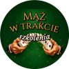 Wzór: Przypinka Mąż w Trakcie Szkolenia Tasowanie Kart – grafika z napisem Mąż w trakcie szkolenia