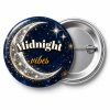 Przypinka Midnight Vibes: przypinka na Sylwestra z napisem Midnight vibes – przód i aluminiowy tył z agrafką