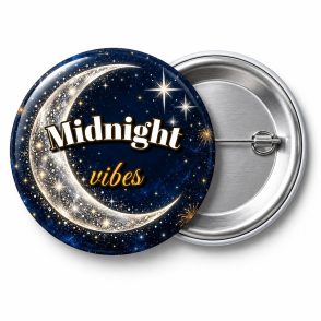 Przypinka Midnight Vibes: przypinka na Sylwestra z napisem Midnight vibes – przód i aluminiowy tył z agrafką
