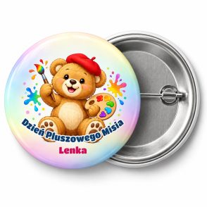 Przypinka Miś Artysta: kolorowy miś dla dzieci, napis Dzień Pluszowego Misia oraz imię Lenka – przód i aluminiowy tył z agrafką